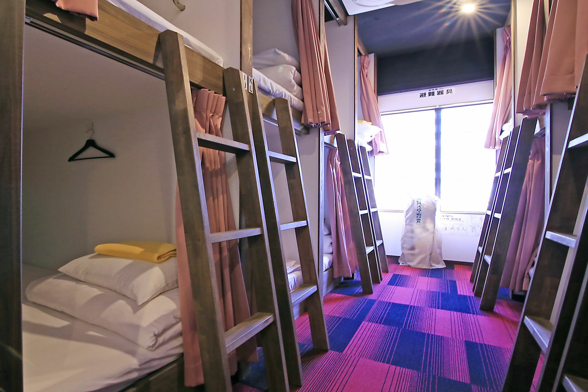 Lit Simple dans Dortoir pour Femmes